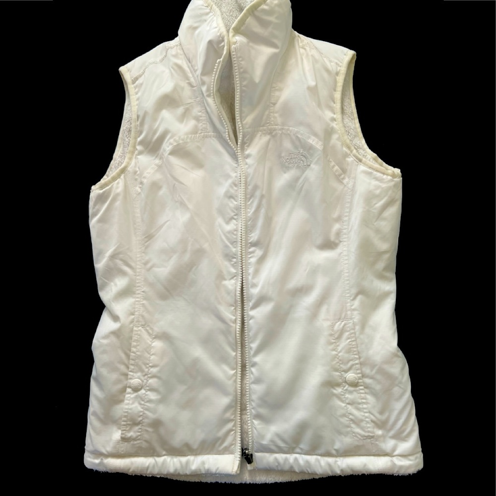 Beautiful North Face vest size SP in new condition.